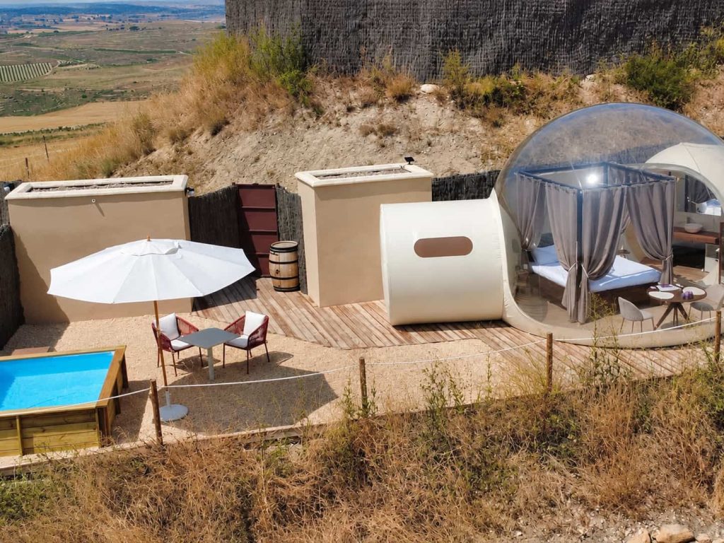suite-pool-wine-bubble